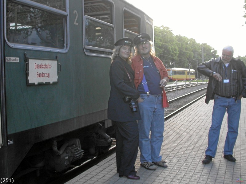 Bahn 251.jpg - Den Liebenden schlägt keine Stunde. Die anderen notieren eineinhalb als Verspätung.